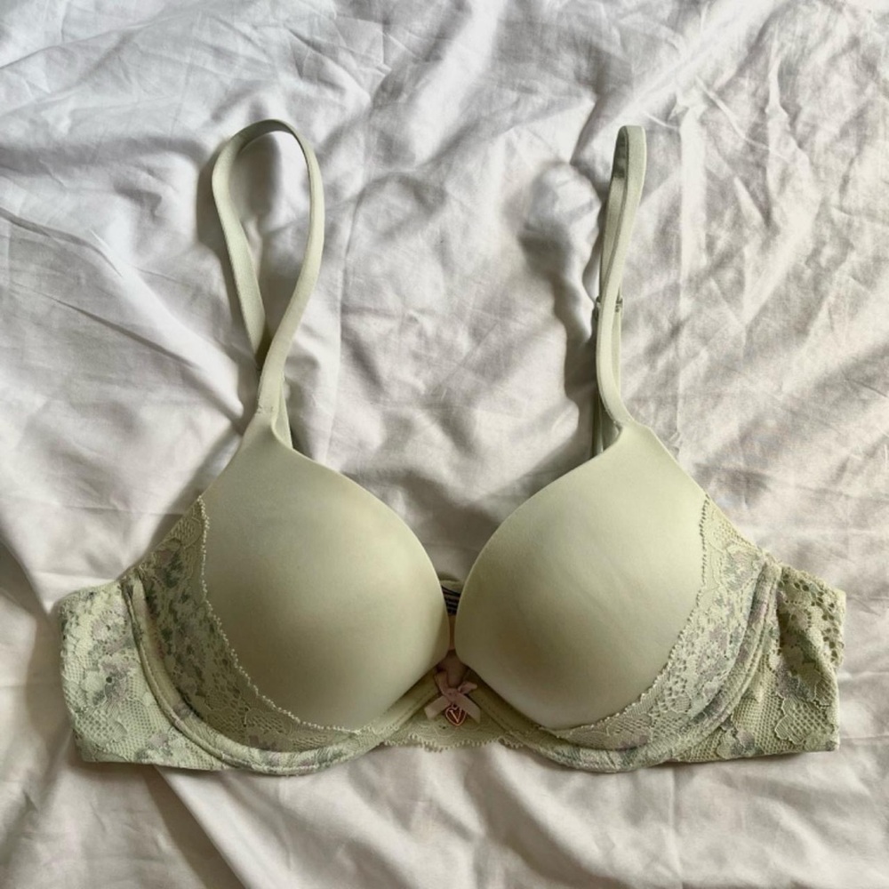 Victoria’s Secret Body by Victoria smooth lace push up bra 💌